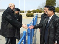 محمد البرادعی (چپ) و یکی از مقامات کره شمالی در فرودگاه پیونگ یانگ