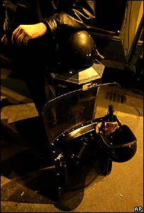 Cảnh sát chống bạo động được triển khai tại thủ đô Budapest để đối phó với người biểu tình