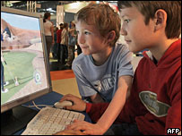 两名打游戏的英国男孩