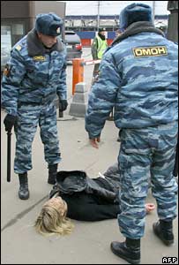 Yasa tasarısını protesto eden bir gösterici