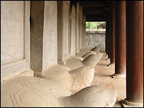 Bia tiến sĩ có bệ đỡ là những con rùa đá ở Văn Miếu - Quốc Tử Giám Hà Nội