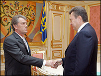 Віктор Ющенко та Віктор Янукович то домовляться, то знову розійдуться. Фото за 17 травня