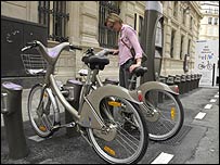Um dos estacionamentos de bicicletas do projeto Vélib