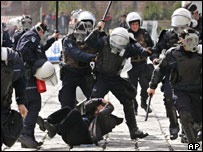 Göstericilere müdahale eden polis 