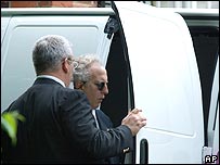 مقام های پليس فدرال درحال بازرسی اتومبيلی در کنار منزل فاگو