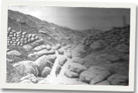 Afon ffrydlas yn llifo drwy wal y mynydd