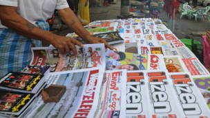 Một sạp báo trên đường phố Rangoon