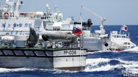 台灣海巡署船艇(前)與日本海上保安廳船艇(後)在釣魚島附近海域互相追逐(4/7/2012)