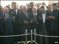 Ahmed Korei (1º à esq.) e outros líderes palestinos rezam perto do túmulo de Arafat, em Ramallah