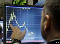 یک آنالیست مالی به صفحه مانیتور کامپیوتر خود نگاه می کند