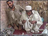 یک معتاد به هروئین در پیشاور پاکستان