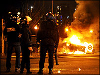 Paris'te yakılan araba