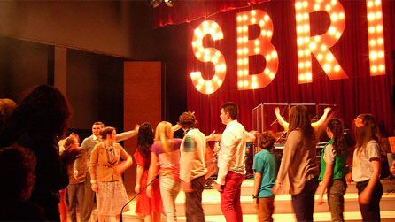 Pobl ifanc Eryri yn perfformio yn Sbri!