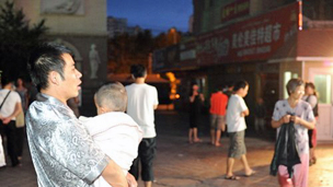 烏魯木齊市日月星光居民在空曠地帶躲避地震(30/06/2012,新疆網照片)