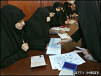 زنان در حال رای  دادن