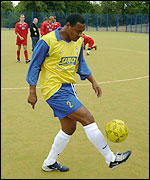 O lateral direito Dinho