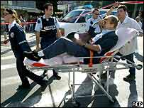 İsrail'de intihar saldırısı sonrası sedyelerle taşınan yaralılar