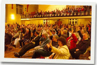 Pobl yr ardal yn pleidleisio yn erbyn datblygiad Tesco mewn cyarfod yn Llanbed.  Llun gan Tim Jones