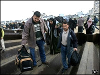 فلسطینیان هنگام عبور از حصار مرزی