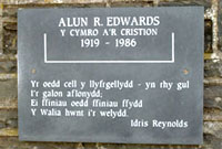 Plac Alun R Edwards ar fur Ysgoldy Llanio.