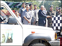 चिकित्सा वैन को झंडी दिखाकर रवाना करते मुख्यमंत्री सईद