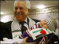 Mahmoud Abbas, visto como moderado, é o favorito