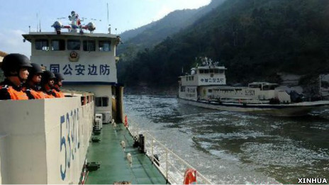 中国边防巡逻艇在湄公河上执行护航任务（新华社图片13/12/2011）