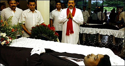 President Rajapaksa paying respect to slain Red Cross workers (photo Sudath Silva)