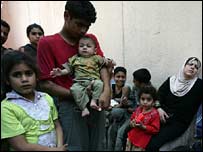 غزہ اور اسرائیل کے درمیان ایرز کی کراسنگ پر فلسطینی قطار میں