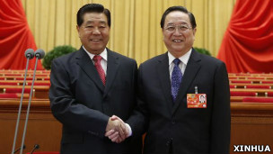 賈慶林(左)與俞正聲在北京人民大會堂全國政協預備會議上握手(新華社圖片2/3/2012)