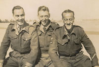 Elias gyda chyd-filwyr