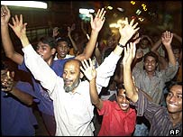 لوگ فتح کا جشن منانے کے لیے ڈھاکہ کی گلیوں میں جمع ہیں