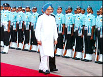  خطاب سے پہلے  من موہن سنگھ کو سلامی دی گئی