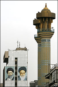 Tahran'da bir binada dini lider Ali Hamaney ve İslam devriminin lideri Humeyni'nin fotoğrafları 