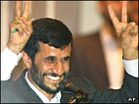 احمدی نژاد هنگام سخنرانی در دانشگاه دی پوک اندونزی