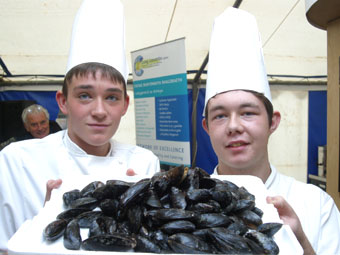 Dau gogydd a phlât o gregyn gleision