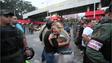 Mulheres se abraçam em frente a hospital onde Hugo Chávez morreu
