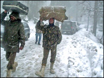 श्रीनगर जम्मू राजमार्ग पर बर्फ़
