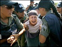 انتقال زن گريان يهودی توسط پليس اسرائيل