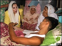 Bà Bhutto đi thăm người bị nạn ở bệnh viện 