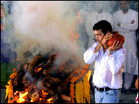 राहुल पिता के अंतिम संस्कार में