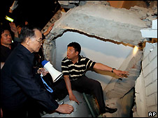 Ông Ôn Gia Bảo cầm loa phóng thanh