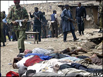 Polícia do Quênia observa corpos alinhados no chão