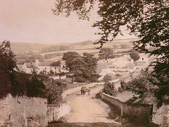 Hen lun o bentref Pontantwn. Darparwyd y llun gan Donald Williams