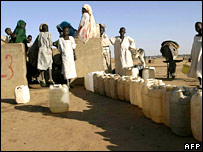 Sudaneses fazem fila para coletar água