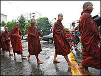 Sư sãi xuống đường