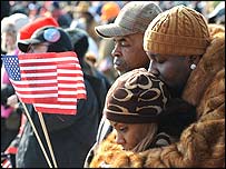 ایک سیاہ فام جوڑا صدر اوباما کی تقریر سنتے ہوئے