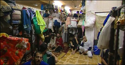 Prisioneiros dentro da prisão de Rusafa, em Bagdá