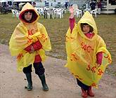 Meinir Angharad ac Eirian Angharad Owen wedi gwisgo'n barod ar gyfer y tywydd