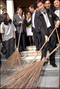 Thủ tướng Abhisit Vejjajiva trước tổng hành dinh chính phủ